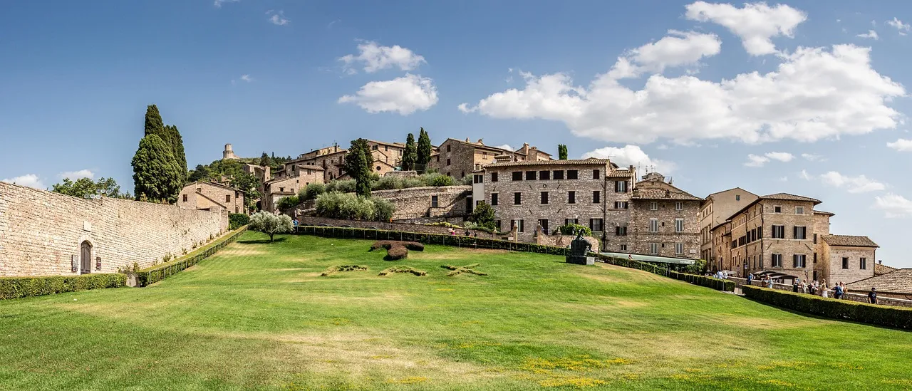 Assisi e la Basilica di San Francesco in primavera — panoramica